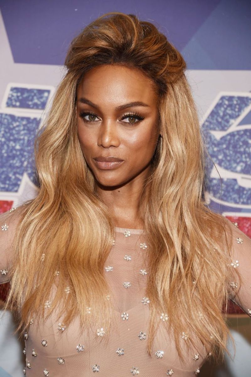 Crown-Focused Waves with Sleek Ends