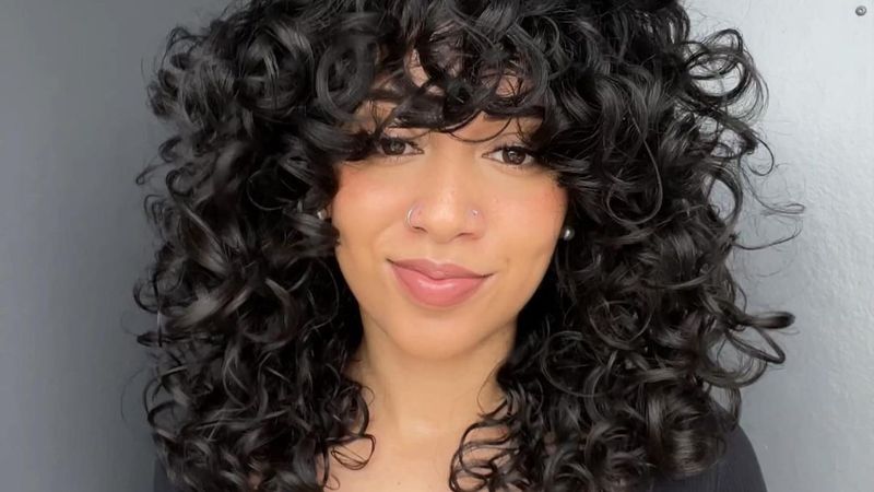 Voluminous Curls for Inverted Triangle Bodies