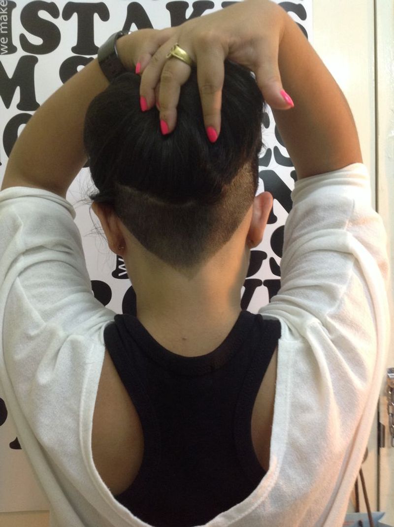 V-Shaped Neckline Undercut