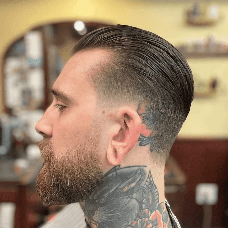 Undercut lisciato all'indietro