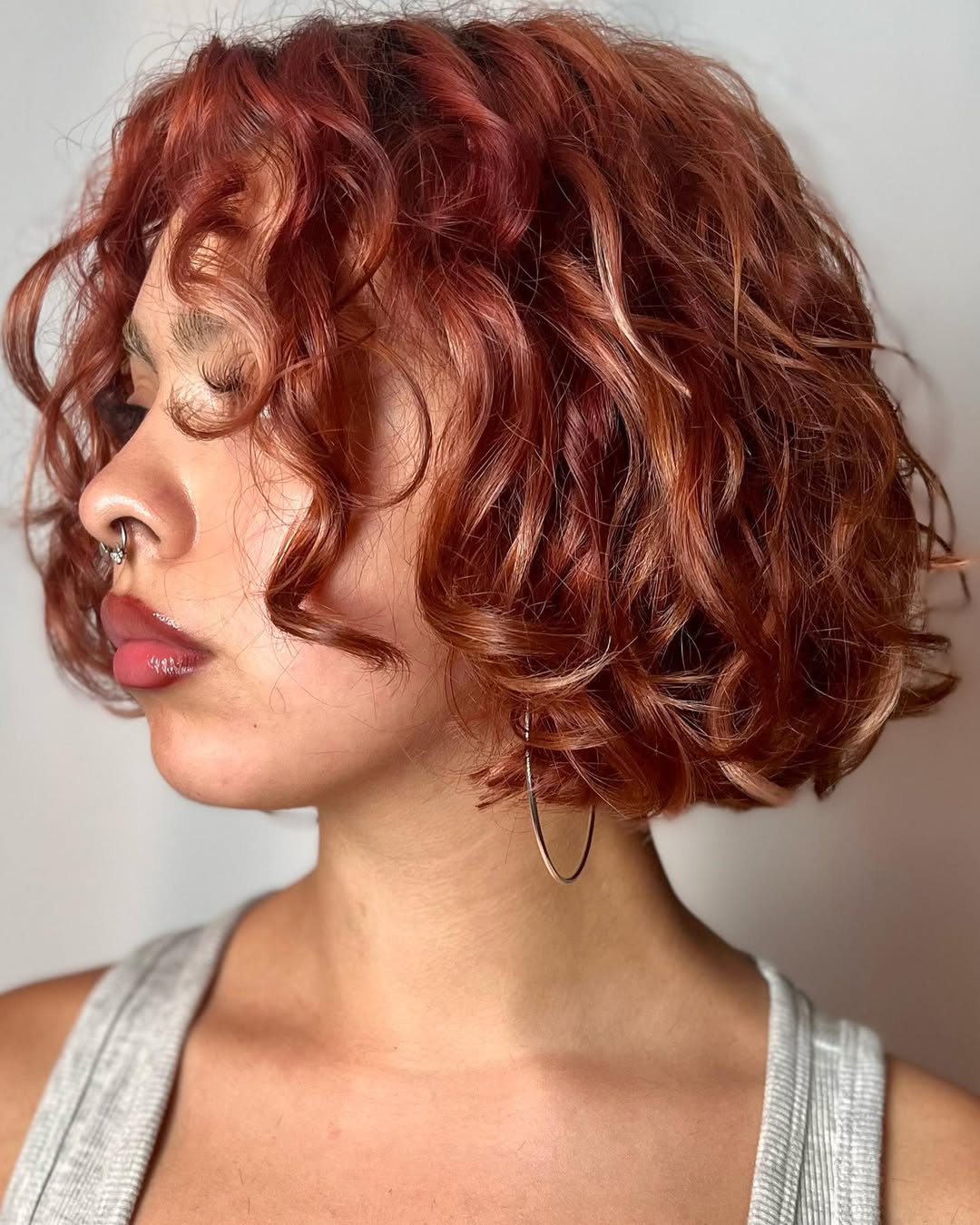 corte bob vermelho ondulado ao nível do queixo